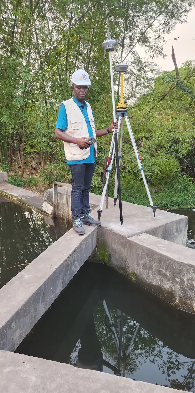 Technicien Hébron Corporation réalisant un levé topographique GNSS
